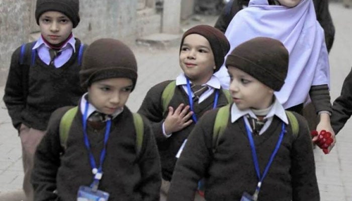 پنجاب حکومت نے اسکولوں میں تعطیلات میں اضافے کا نوٹیفکیشن جاری کردیا۔ نوٹیفکیشن میں کہا گیا ہے کہ اسکولوں میں موسم سرما کی تعطیلات 9 جنوری تک ہوں گی۔
#WINTER #Punjab #PunjabEducation 
#wintertime