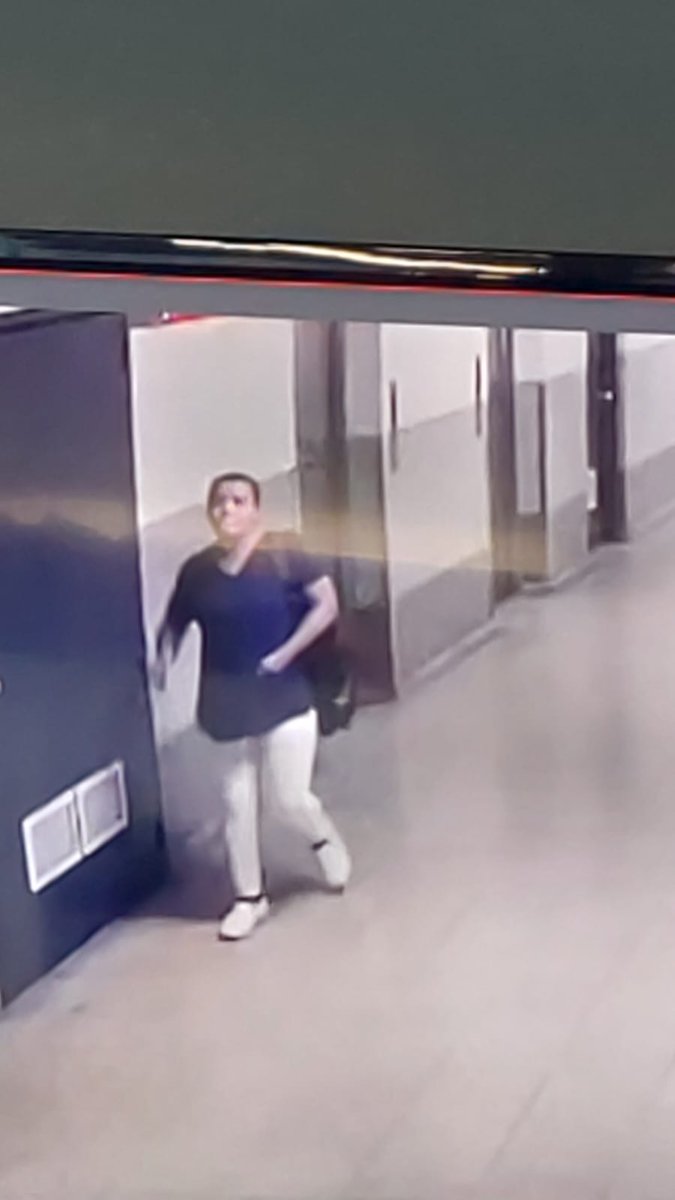 PNCSV's tweet photo. Este es el video del momento, en el que la mujer que finge ser enfermera, se lleva al bebé en una mochila para pasar desapercibida.

Estamos investigando y la llevaremos ante la justicia, para que sea castigada con todo el peso de la ley. https://t.co/cbiG1U1kiJ