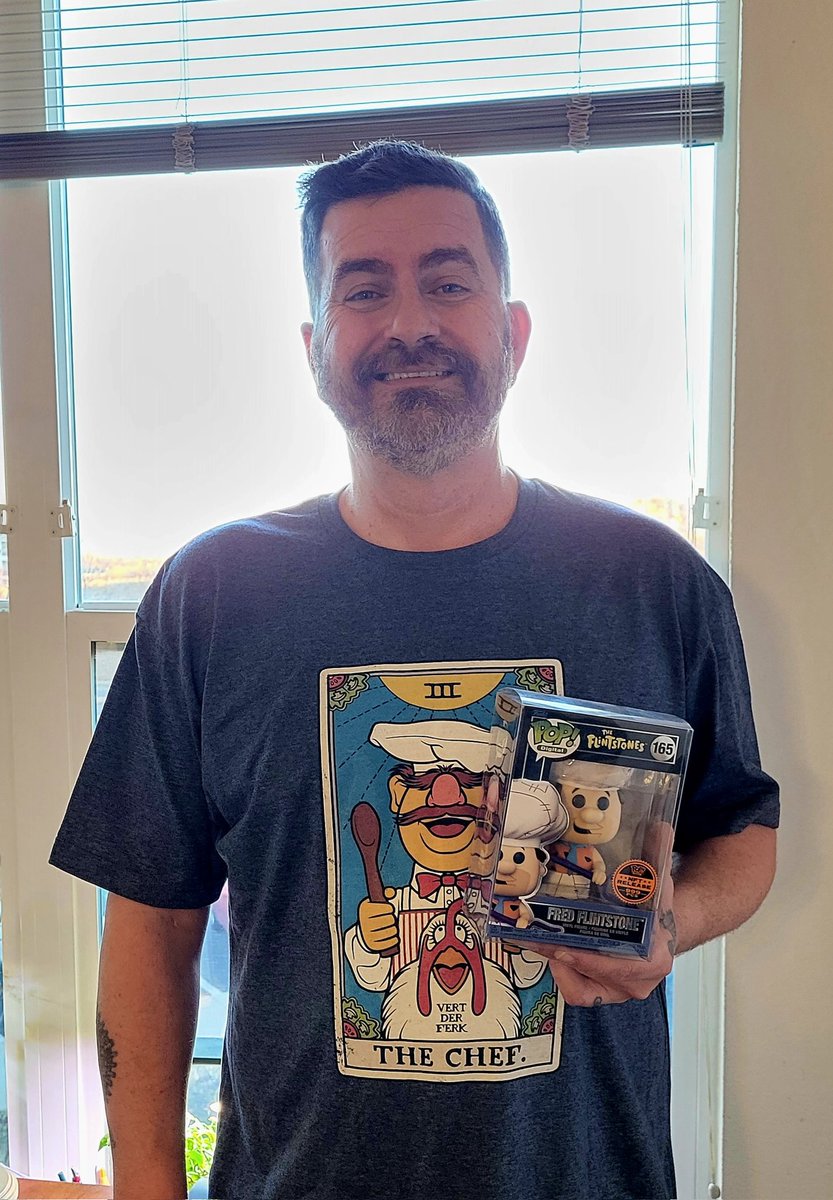 GeezLouis1971's tweet photo. A HUGE Thank You to the one and only @the_ghost_CM83 for this SWEEEEEET Swedish Chef shirt!Was blown away and totally surprised. And here's my latest @OriginalFunko chef Pop!
#MyFunkoCaterer #ChefJonsTable #VertDerFerk #FunkoFamily #FunkoMeansFamily #AreYouStillReadingThis https://t.co/E3Sm611flU