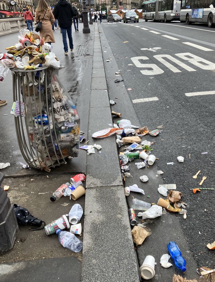JCQDSE's tweet image. Deux jours plus tard : rien de changé, c'est juste pire. 
Les déchets s'étalent.

Donc, au cœur du Paris touristique et prestigieux, en période de fêtes, des poubelles ne sont pas vidées. 

(Il y a là une piste cyclable toute neuve, que demander de plus, à  #saccageparis...)