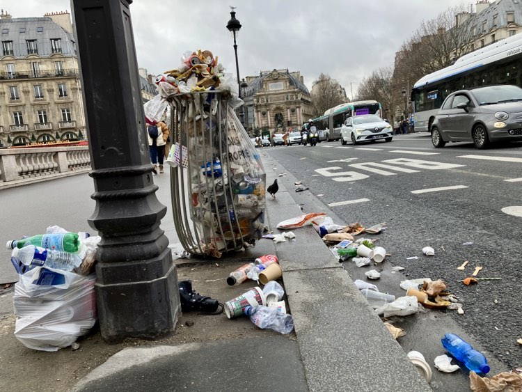 JCQDSE's tweet image. Deux jours plus tard : rien de changé, c'est juste pire. 
Les déchets s'étalent.

Donc, au cœur du Paris touristique et prestigieux, en période de fêtes, des poubelles ne sont pas vidées. 

(Il y a là une piste cyclable toute neuve, que demander de plus, à  #saccageparis...)
