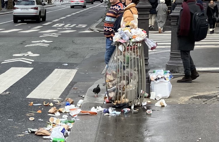 JCQDSE's tweet image. Deux jours plus tard : rien de changé, c'est juste pire. 
Les déchets s'étalent.

Donc, au cœur du Paris touristique et prestigieux, en période de fêtes, des poubelles ne sont pas vidées. 

(Il y a là une piste cyclable toute neuve, que demander de plus, à  #saccageparis...)