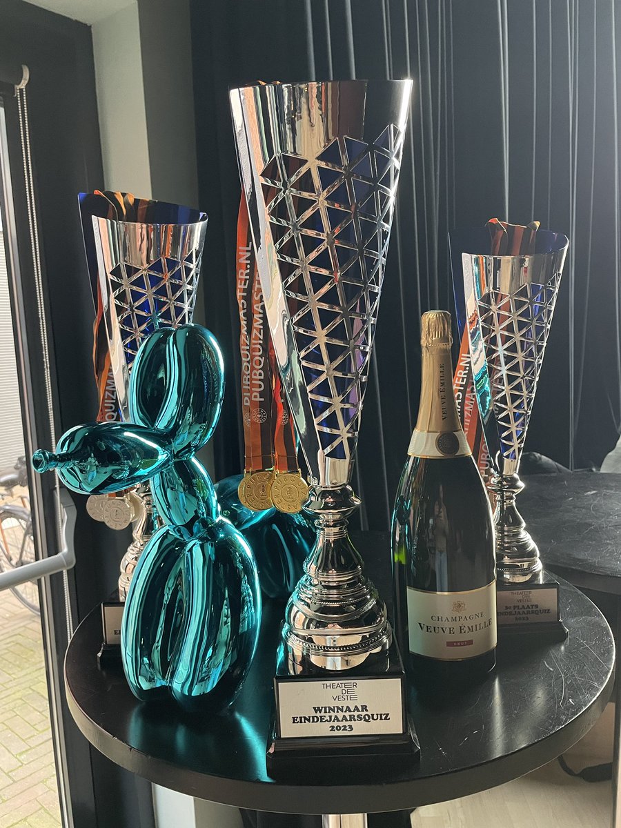 De Reuzentrofeëen en Reuzenchampagne en Reuzenpoedel staan klaar voor de <a href="/theaterdeveste/">Theater de Veste</a> Eindejaarsquiz 2023!