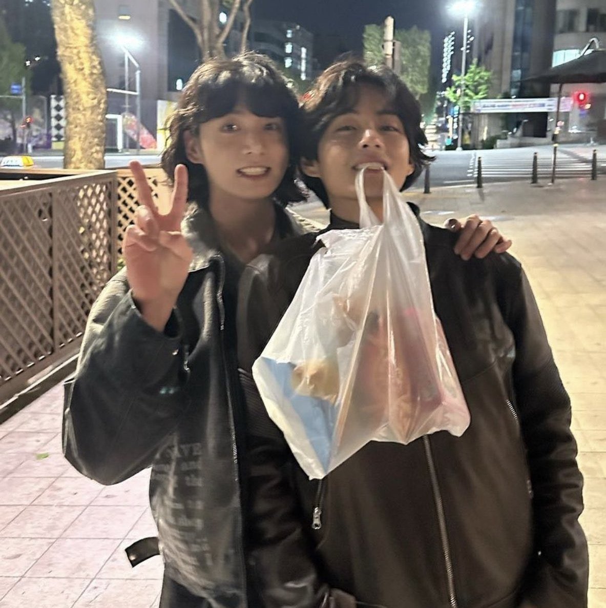 Scarlet7thSk's tweet photo. 생일 축하해 태형아🎉

遅れてしまったけど、テテちゃんおめでとう！
心穏やかで健康な日々を過ごしてください✨

#해피태형데이_너에게충성
#소중한베프_우리태형_생일축하해
#우리강아디_태형아생일축하해
#HAPPYVDAY
#HappyBirthdayTaehyung https://t.co/0jJWBP5s8R