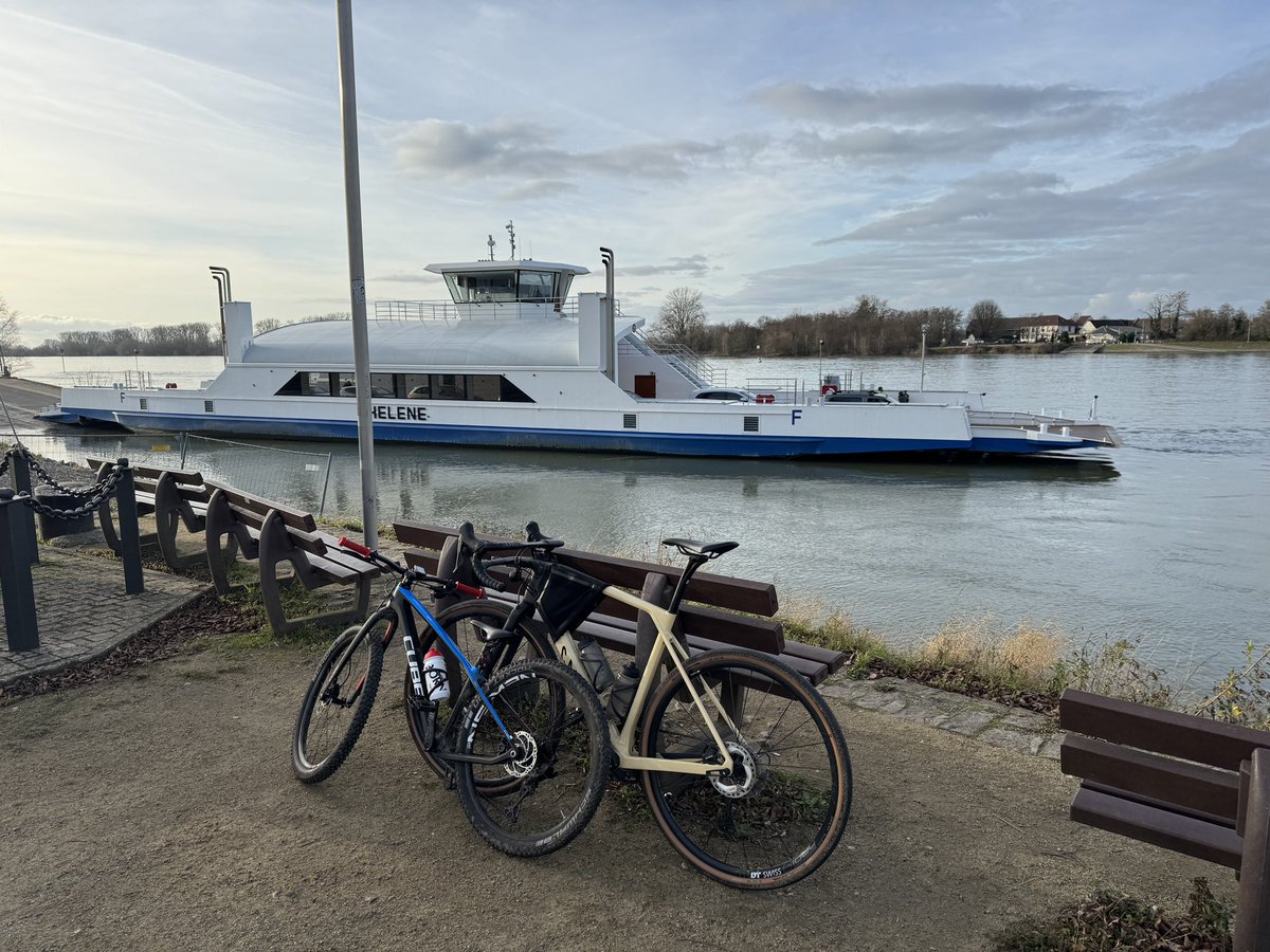torleveringhaus's tweet photo. Das (Sport)Jahr endet mit #Rapha500 - und damit ich das nicht nur indoor fahre, haben Laura und ich heute nochmal die Räder rausgeholt und sind zusammen zum Rhein und zurück.
Morgen dann noch die fehlenden 94 km - dann wieder bei Zwift. https://t.co/BOr7F19ouQ
