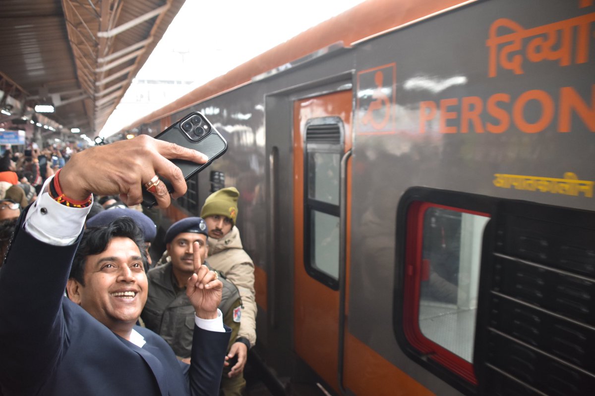 #AmritBharatExpress ट्रैन को गोरखपुर स्टेशन पर देख आनंदित हो गया ।आभार यशस्वी प्रधानमंत्री श्री @narendramodi जी का 🙏 #AmritBharatTrain
