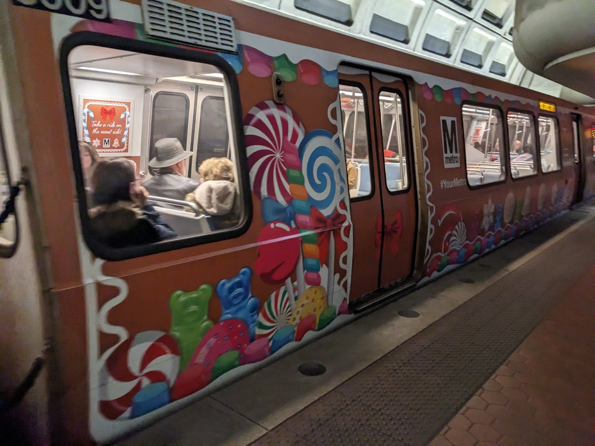 Randomasdf's tweet photo. Christmas metro!! 🎄🎅🦌❄️🎁 https://t.co/8iYwzjoiaC