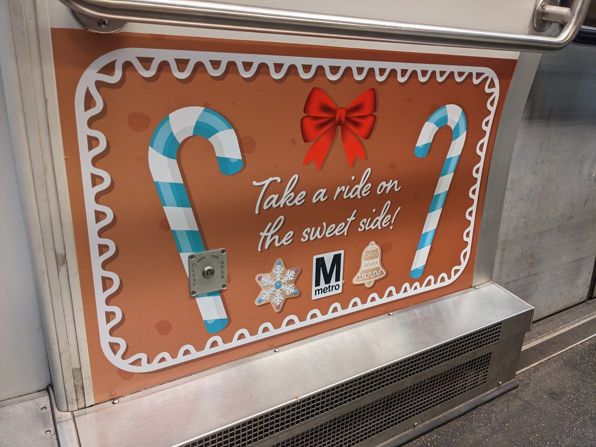 Randomasdf's tweet photo. Christmas metro!! 🎄🎅🦌❄️🎁 https://t.co/8iYwzjoiaC