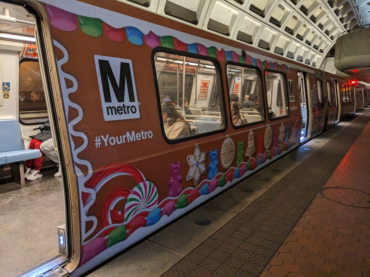 Randomasdf's tweet photo. Christmas metro!! 🎄🎅🦌❄️🎁 https://t.co/8iYwzjoiaC