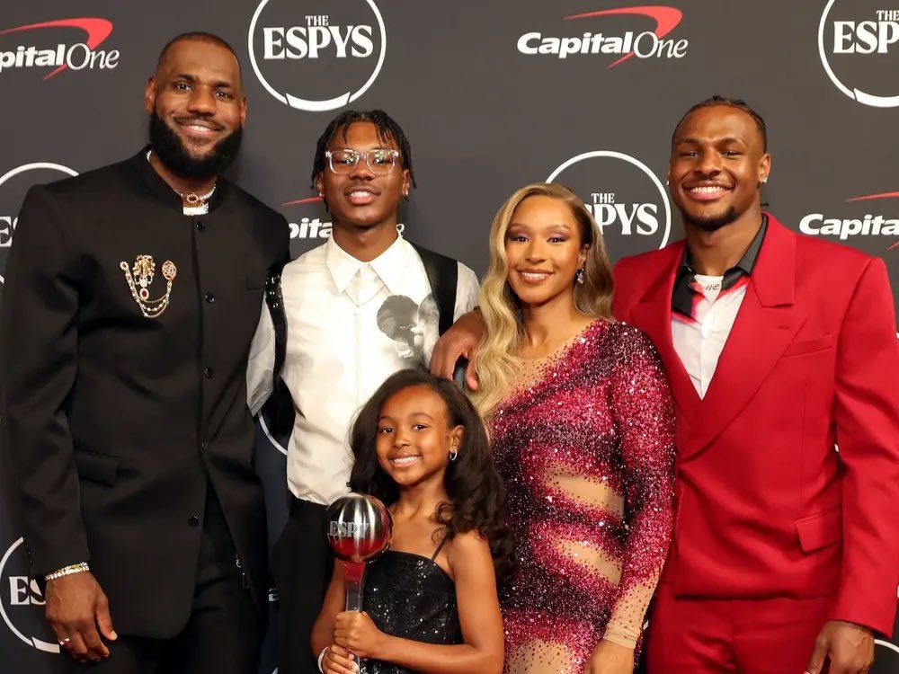 divalicious1612's tweet photo. Happy Birthday to the 👑 @KingJames https://t.co/dC2xnlkgdX