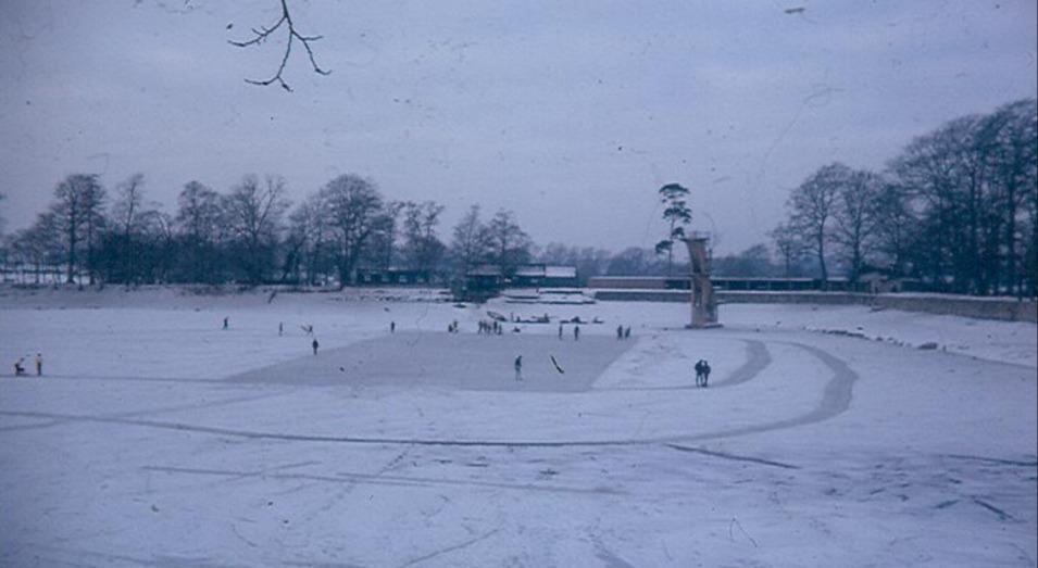 swindonadver's tweet photo. Archive photos show when Coate Water froze over in 1960s https://t.co/ipaX4C2ng8 https://t.co/ah02u7By7p
