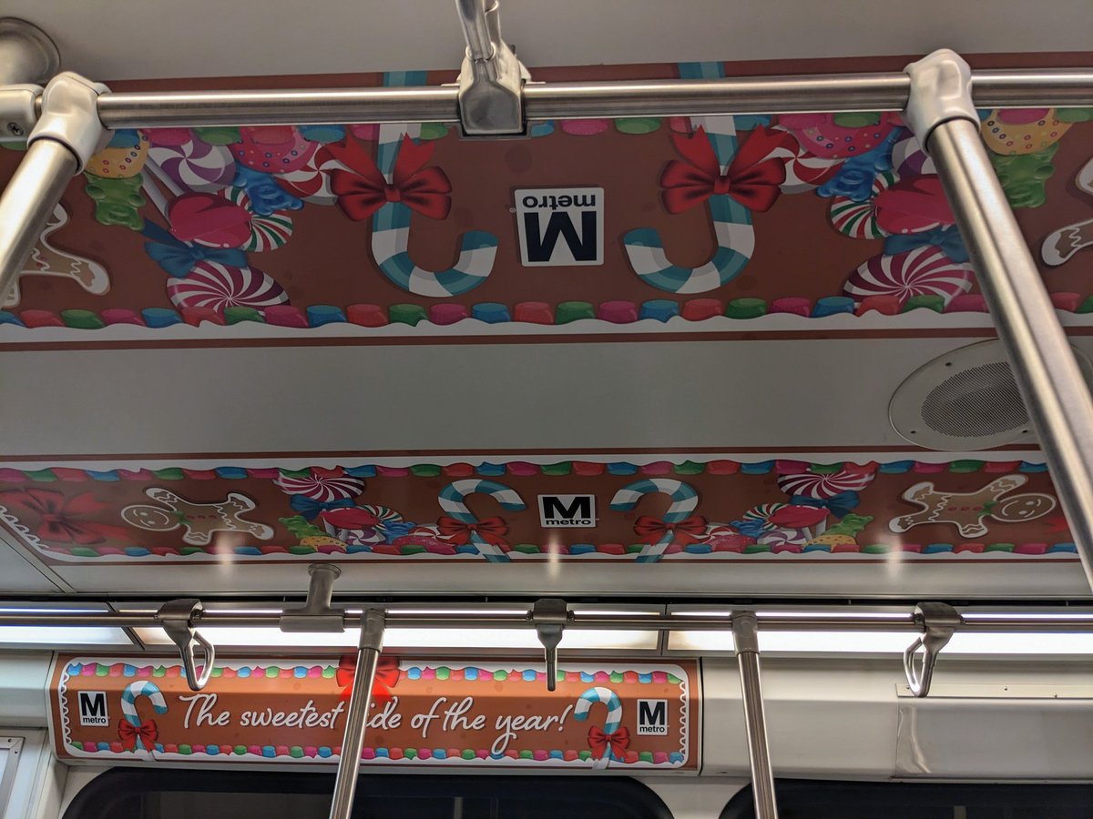Randomasdf's tweet photo. Christmas metro!! 🎄🎅🦌❄️🎁 https://t.co/8iYwzjoiaC