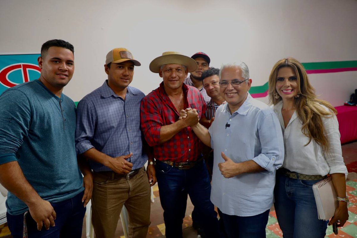 panamenistas's tweet photo. Nuestro candidato a la vicepresidencia @blandonjose y compañero de fórmula de @romuloroux sostuvo una reunión con los candidatos a representantes, alcaldes y diputado de la alianza CD- Panameñista de Los Santos.

Continuamos la #RutaPanamá camino al 2024.

1️⃣➕1️⃣✖️🇵🇦 https://t.co/Vgv8AndFzn