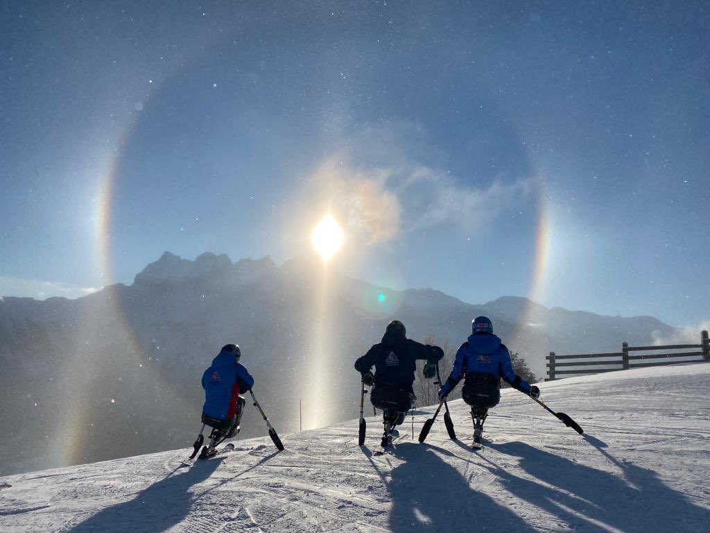 AlexSlegg's tweet photo. @JensonButton It’s called a 22 degree halo. I observed this one in the French Alps in 2021. Truly spectacular! https://t.co/ThXnpnr9Jr