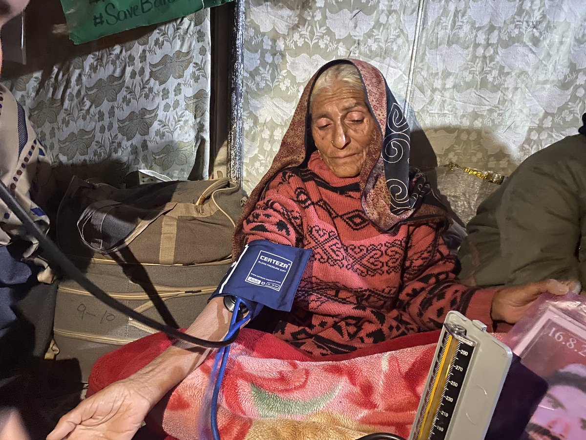 MahrangBaloch_'s tweet photo. This mother is 85 years old, she is heart patient,At this age and in this extremely cold weather, she is present in the Islamabad sit-in to fight the case of her son , who is a victim of enforced disappearance. Her condition is getting worse day by day, but the state is insensible and not ready to end its oppression and brutality.

#MarchAgainstBalochGenoscide 
#StopBalochGenocide