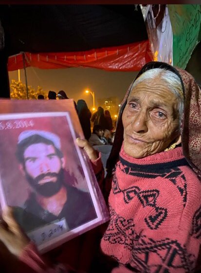 MahrangBaloch_'s tweet photo. This mother is 85 years old, she is heart patient,At this age and in this extremely cold weather, she is present in the Islamabad sit-in to fight the case of her son , who is a victim of enforced disappearance. Her condition is getting worse day by day, but the state is insensible and not ready to end its oppression and brutality.

#MarchAgainstBalochGenoscide 
#StopBalochGenocide