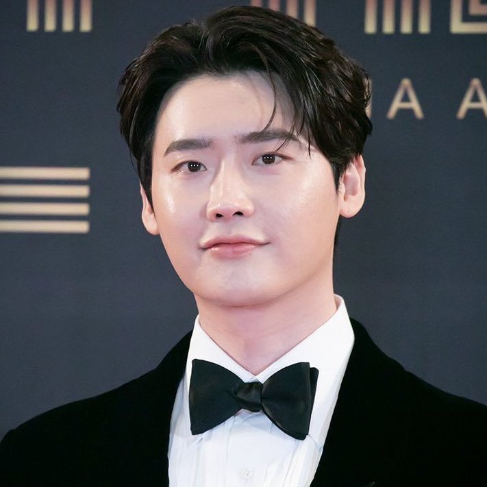 IT’S BEEN A YEAR SINCE IU AND LEE JONGSUK CONFIRMED DATING!

A thread of their love crumbs since 2021: