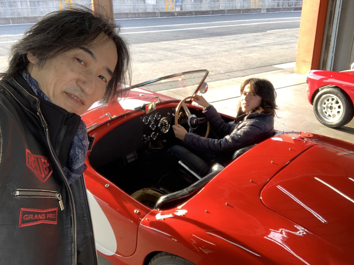 htogi999's tweet image. サーキット走行、刺激的！
完璧に治ったAC ACE ！めちゃくちゃ滑らかな走りで興奮！そして周りのクルマの凄いこと！めちゃくちゃ価値のあるビンテージカーが本気モードで飛ばしまくっている。戦前のブガッティが大好きなちっちも大興奮！クラシックカーラリーとはまた全然違う空気感！これもいい！