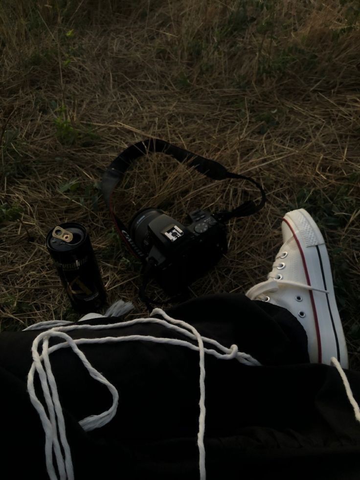 Design1graphics's tweet image. جو ہماری مٹھی میں ہوتا ہے وہ ہمارا نہیں ہوتا۔ جو ہماری گرفت میں نہ ہو کر بھی ہمارا ہو ، وہ ہمارا ہوتا ہے