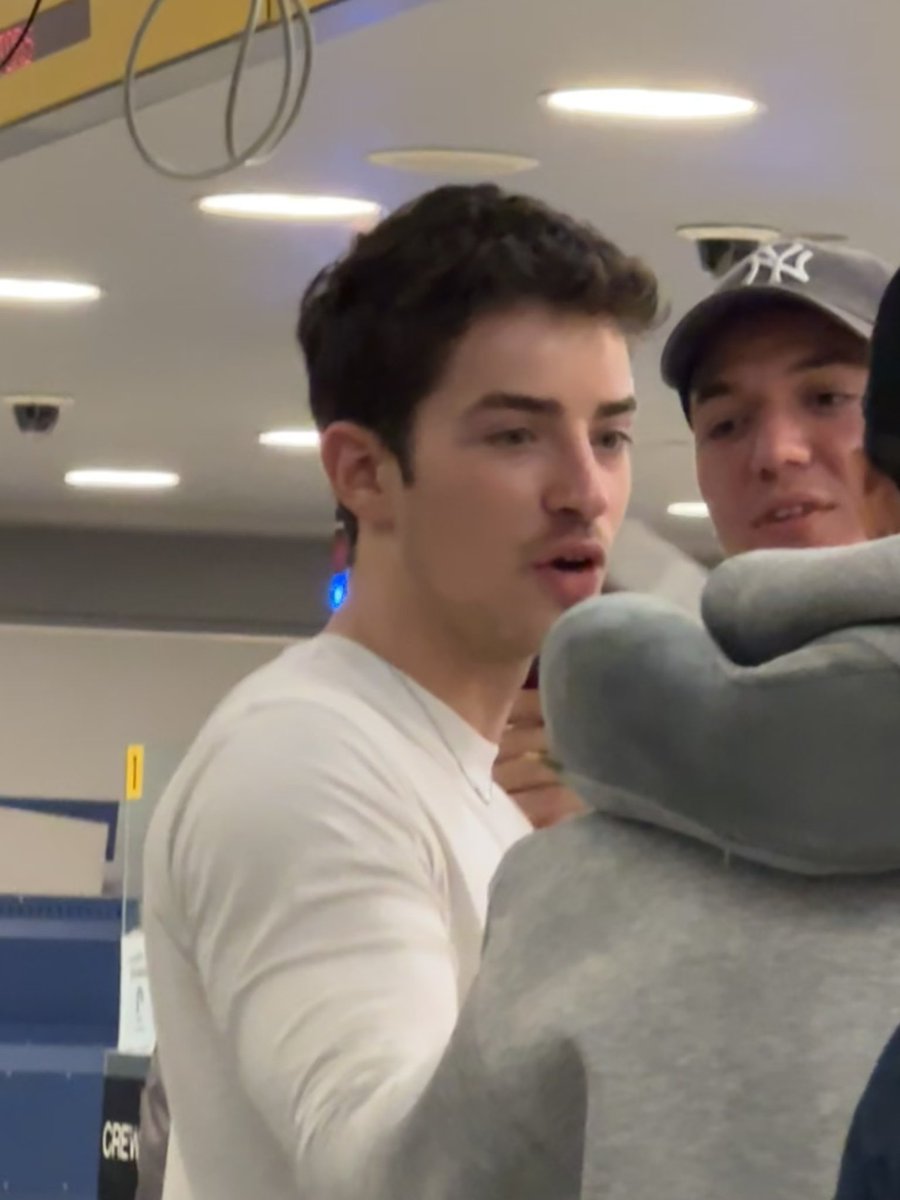 braido01's tweet photo. E io continuo a ripensare all’unica gioia di ieri, io che continuo a ripensare a Manu Rios beccato a caso in aeroporto https://t.co/6qnHry0R4C