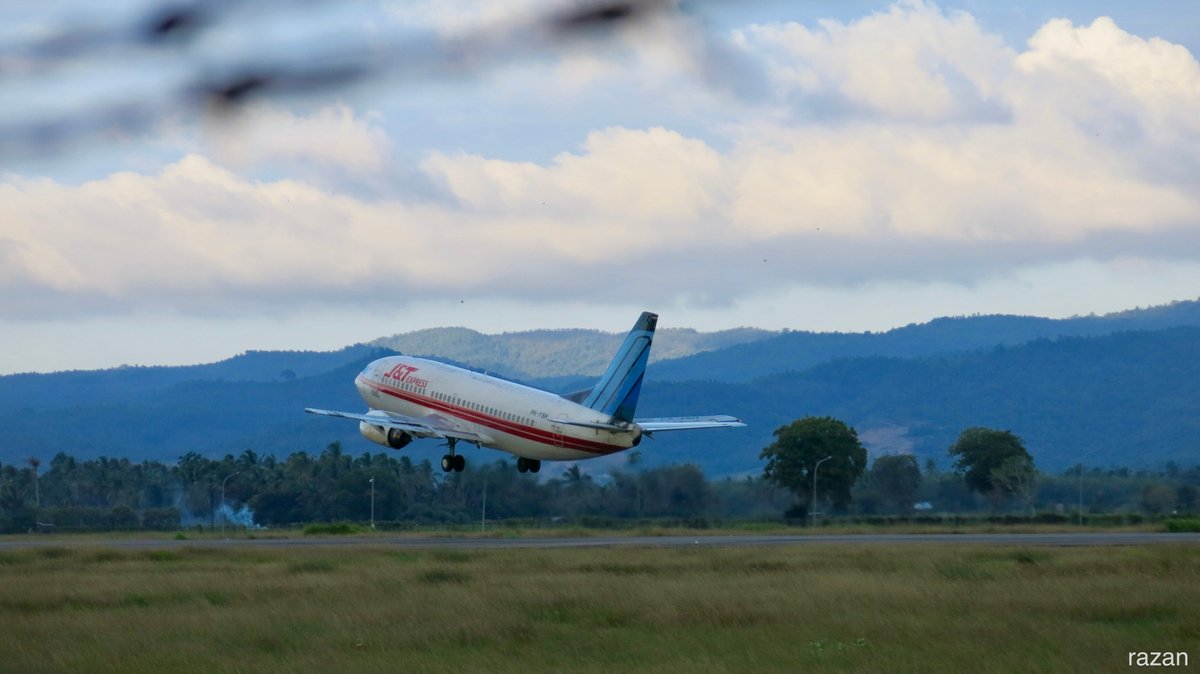 razanfawwaz's tweet image. mahkota anda menuju DC Cakung king | PK-YSH | Boeing 737-3L9 | J&amp;amp;T Express (Trigana Air Service)

#pkysh #btj #witt