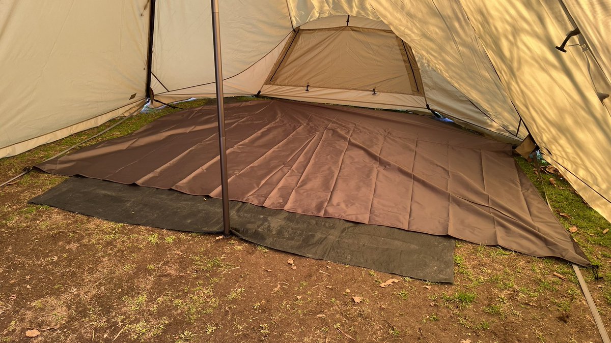 YShinkaron's tweet photo. ついでにインナーテントの下に
グランドシートを取り付けようとしたら
サイズが全然あってないんだよね

ロロの組み立てたてが悪いのか？
それともこれがおかしいのか🤔

謎すぎる... https://t.co/uV8Z71lnT9