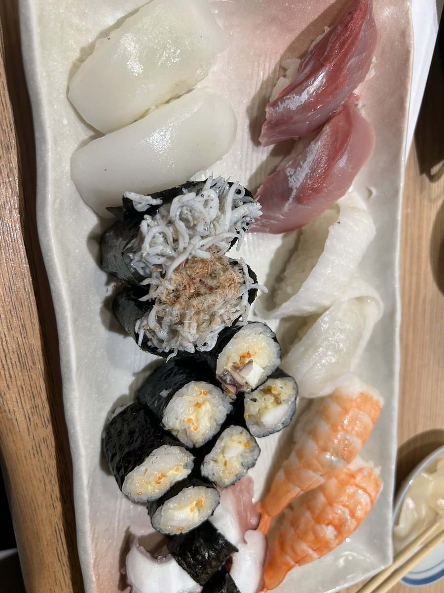satopa_lessfat's tweet photo. あと数時間後には家をでなきゃなのに、いつもより多めの薬飲んでも効かず、寝る時間がなくなってどんどん焦っている。飛行機に乗り遅れたらと考えれば考えるほど、焦りは募りSNSに身を投げる。　

今年最後の日本飯。 https://t.co/yJRwpYPnX6