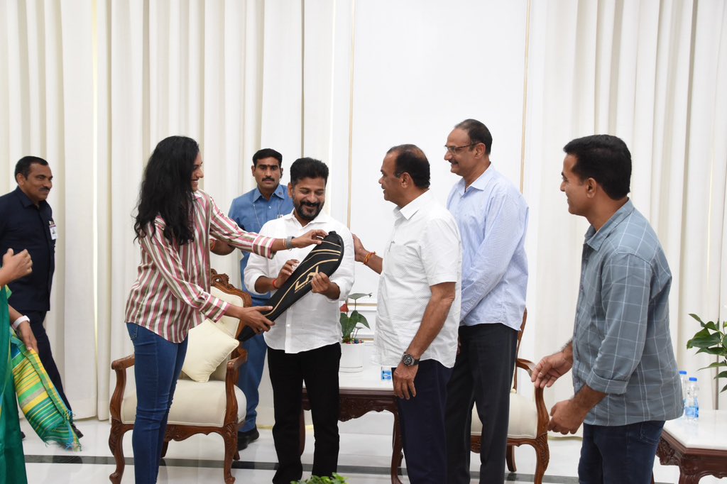 revanth_anumula's tweet photo. ఈ రోజు సచివాలయంలో మర్యాదపూర్వకంగా కలిసిన ప్రముఖ బ్యాడ్మింటన్ క్రీడాకారిణి పీవీ సింధు గారు. 

@Pvsindhu1 https://t.co/HbTW1QpvzM