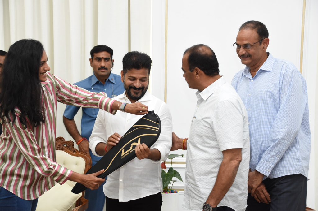 revanth_anumula's tweet photo. ఈ రోజు సచివాలయంలో మర్యాదపూర్వకంగా కలిసిన ప్రముఖ బ్యాడ్మింటన్ క్రీడాకారిణి పీవీ సింధు గారు. 

@Pvsindhu1 https://t.co/HbTW1QpvzM