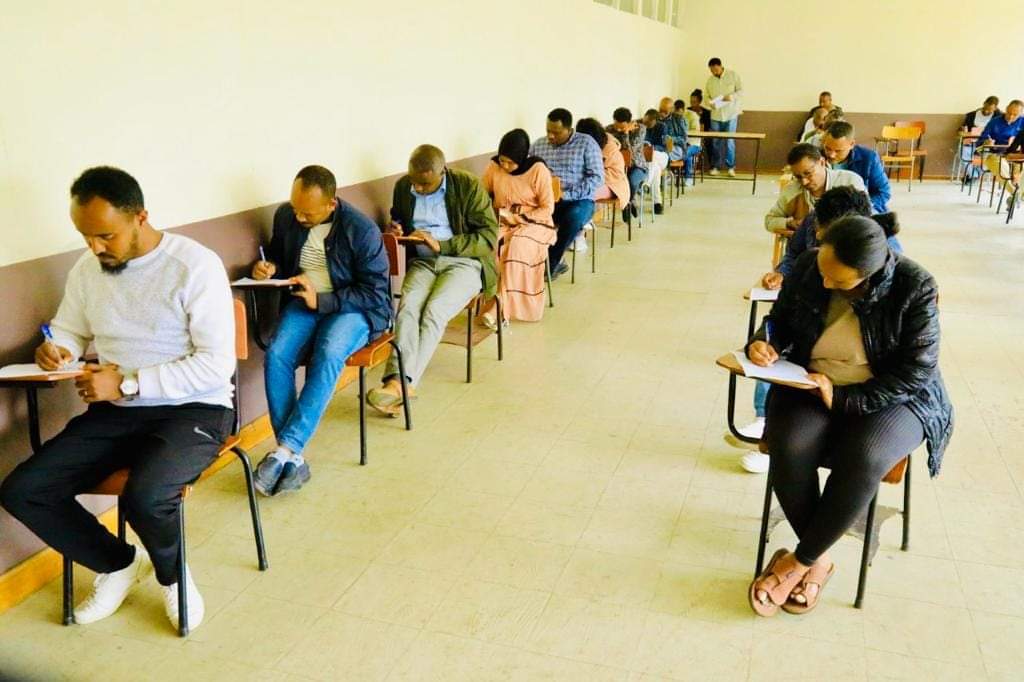 AdanechAbiebie's tweet photo. ዛሬ የከተማችን የመንግስት ሠራተኞች ሕዝባችንን በተሻለ ብቃት እንዲያገለግሉ የሚያዘጋጃቸውን የብቃት ምዘና በነቂስ ወጥተው በጨዋነትና በተሳካ ሁኔታ ወስደዋል፡፡   
ሰራተኛው ለለውጥ ዝግጁ መሆኑን ስላስመሰከረ በራሴና በከተማ አስተዳደሩ ስም ላመሰግን እወዳለሁ።
ከነዋሪዎቻችን የተሰጠንን አደራ ለመወጣት ፣ብልሹ አሰራርንና የብቃት ክፍተትን ለማረም ሰራተኞችንን ማብቃትና አሰራራችን ማሻሻል ግድ ብሎናል፡፡
በምዘናው መሰረት ትክክለኛ ሙያተኛ በትክክለኛ ቦታ ይመደባል ፤ በሚለዩ ክፍተቶች ላይ የአቅም ግንባታ በመስጠት የተሻለ ብቃት ያላቸዉ ሰራተኞች እንዲኖሩን እንሰራለን!