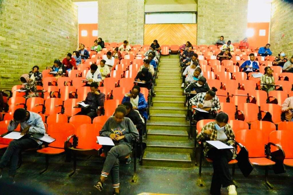 AdanechAbiebie's tweet photo. ዛሬ የከተማችን የመንግስት ሠራተኞች ሕዝባችንን በተሻለ ብቃት እንዲያገለግሉ የሚያዘጋጃቸውን የብቃት ምዘና በነቂስ ወጥተው በጨዋነትና በተሳካ ሁኔታ ወስደዋል፡፡   
ሰራተኛው ለለውጥ ዝግጁ መሆኑን ስላስመሰከረ በራሴና በከተማ አስተዳደሩ ስም ላመሰግን እወዳለሁ።
ከነዋሪዎቻችን የተሰጠንን አደራ ለመወጣት ፣ብልሹ አሰራርንና የብቃት ክፍተትን ለማረም ሰራተኞችንን ማብቃትና አሰራራችን ማሻሻል ግድ ብሎናል፡፡
በምዘናው መሰረት ትክክለኛ ሙያተኛ በትክክለኛ ቦታ ይመደባል ፤ በሚለዩ ክፍተቶች ላይ የአቅም ግንባታ በመስጠት የተሻለ ብቃት ያላቸዉ ሰራተኞች እንዲኖሩን እንሰራለን!