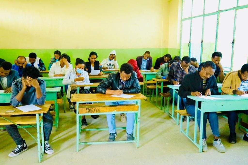 AdanechAbiebie's tweet photo. ዛሬ የከተማችን የመንግስት ሠራተኞች ሕዝባችንን በተሻለ ብቃት እንዲያገለግሉ የሚያዘጋጃቸውን የብቃት ምዘና በነቂስ ወጥተው በጨዋነትና በተሳካ ሁኔታ ወስደዋል፡፡   
ሰራተኛው ለለውጥ ዝግጁ መሆኑን ስላስመሰከረ በራሴና በከተማ አስተዳደሩ ስም ላመሰግን እወዳለሁ።
ከነዋሪዎቻችን የተሰጠንን አደራ ለመወጣት ፣ብልሹ አሰራርንና የብቃት ክፍተትን ለማረም ሰራተኞችንን ማብቃትና አሰራራችን ማሻሻል ግድ ብሎናል፡፡
በምዘናው መሰረት ትክክለኛ ሙያተኛ በትክክለኛ ቦታ ይመደባል ፤ በሚለዩ ክፍተቶች ላይ የአቅም ግንባታ በመስጠት የተሻለ ብቃት ያላቸዉ ሰራተኞች እንዲኖሩን እንሰራለን!