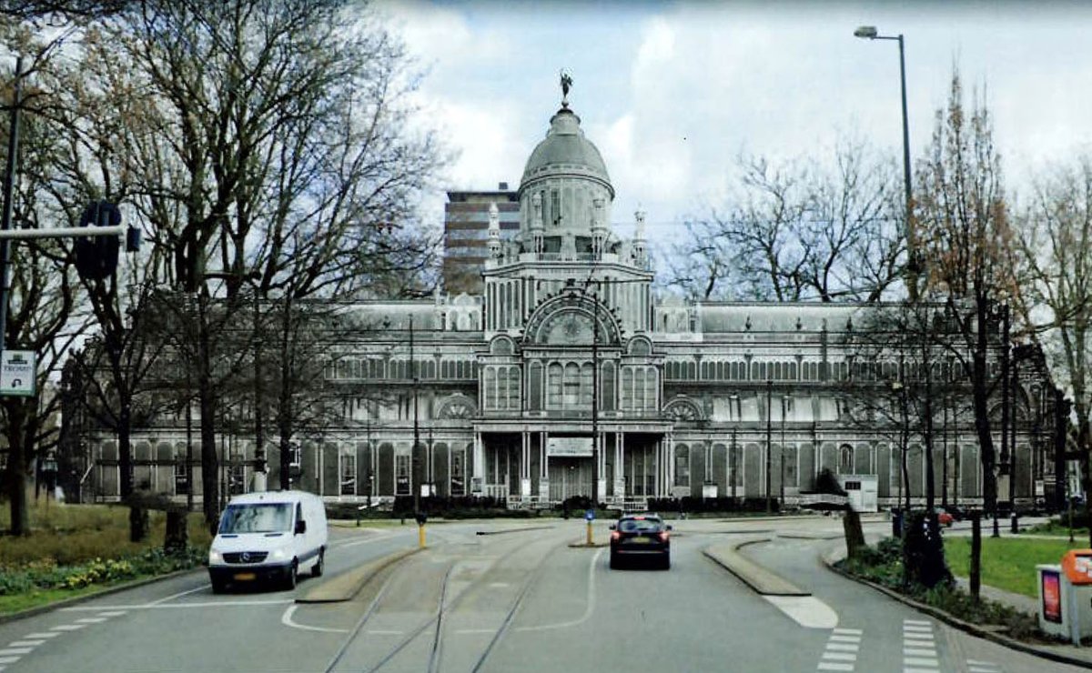 WSchoonenberg's tweet photo. Zef Hemel (@ZefHemel) bepleit in de nieuwe Amstelodamum (@AmstelodamumNL) de herbouw van het Paleis voor Volksvlijt tegen de Nederlandsche Bank aan. Het zou er dan zo uit zien: https://t.co/Ssm44Eo9Wf