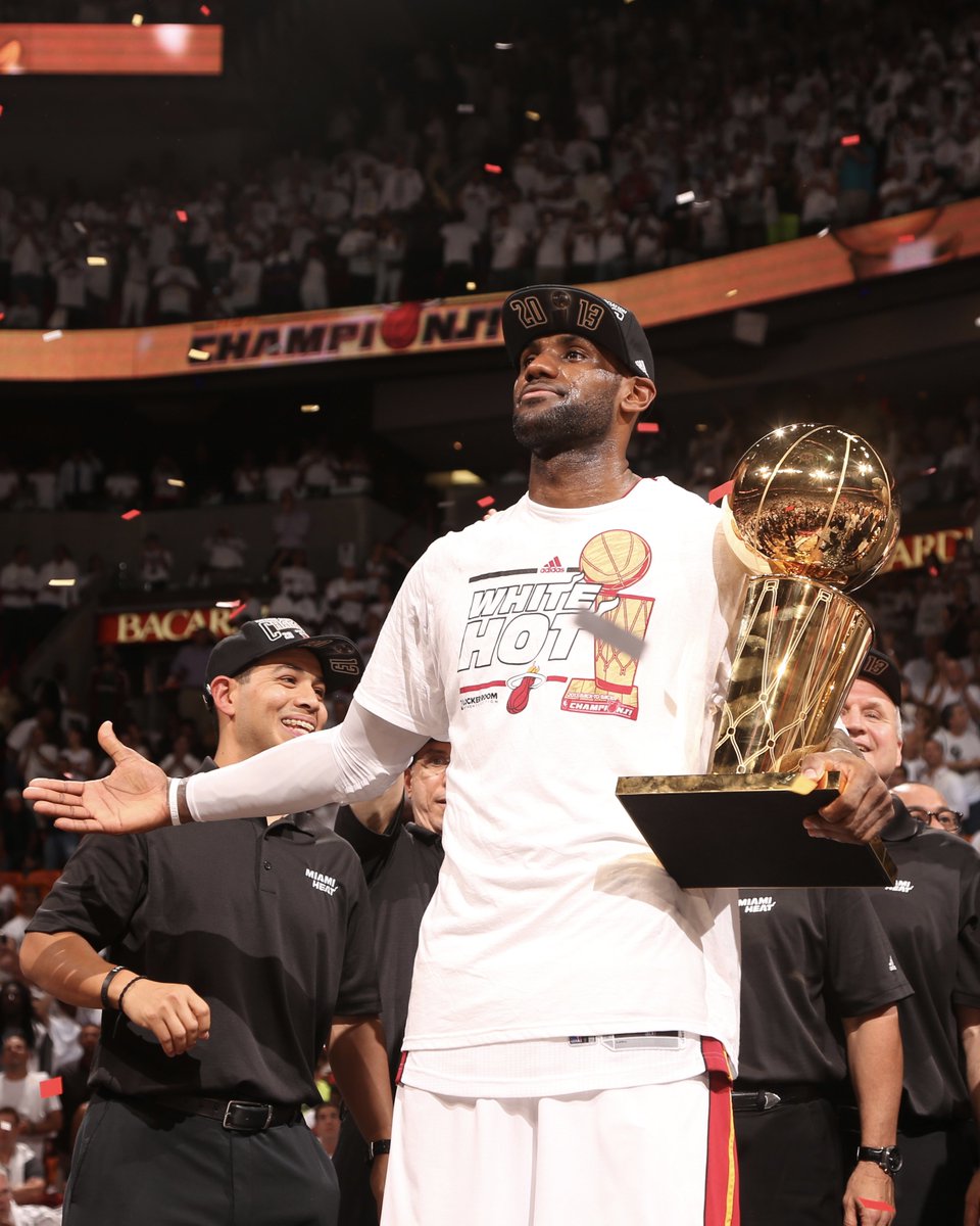 BleacherReport's tweet image. 39 years old and LeBron hasn't missed a beat:

👑 4x NBA champ
👑 4x Finals MVP
👑 4x NBA MVP
👑 13x All-NBA First Team
👑 19x NBA All-Star
👑 NBA all-time scoring leader

Happy birthday to The King 🐐