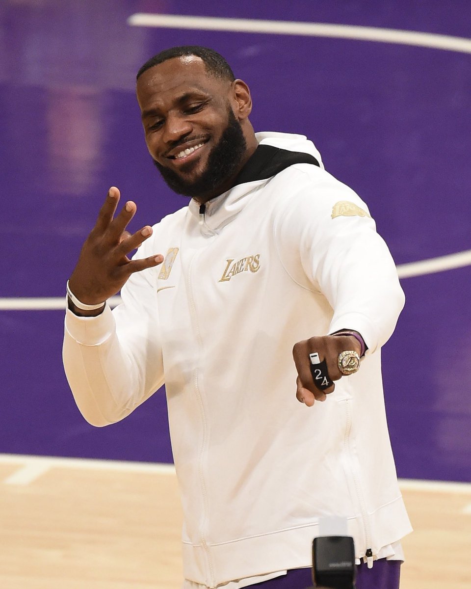 BleacherReport's tweet image. 39 years old and LeBron hasn't missed a beat:

👑 4x NBA champ
👑 4x Finals MVP
👑 4x NBA MVP
👑 13x All-NBA First Team
👑 19x NBA All-Star
👑 NBA all-time scoring leader

Happy birthday to The King 🐐