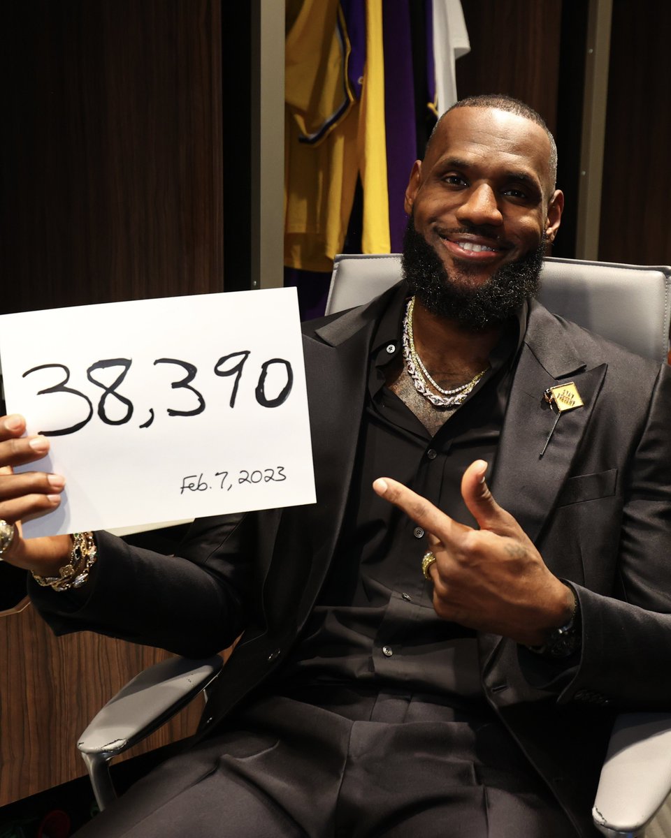 BleacherReport's tweet image. 39 years old and LeBron hasn't missed a beat:

👑 4x NBA champ
👑 4x Finals MVP
👑 4x NBA MVP
👑 13x All-NBA First Team
👑 19x NBA All-Star
👑 NBA all-time scoring leader

Happy birthday to The King 🐐