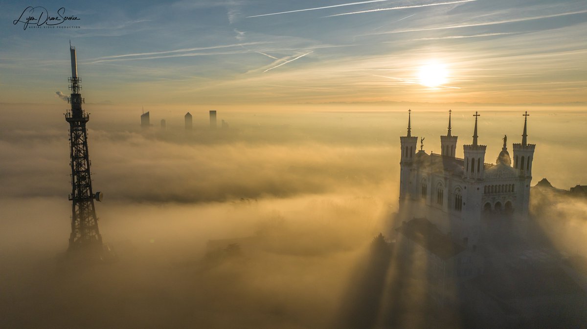 Magnifiques photos de Lyon Drone Service montrant #Lyon sous le #brouillard ce matin au lever du soleil ! 😍