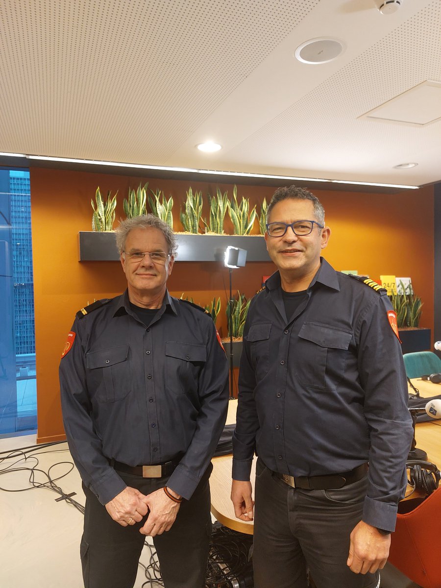 Om 17.00 uur ontvangen Wieger Hemmer en Fidan Ekiz hulpverleners die verantwoordelijk zijn voor de veiligheid van 1,2 miljoen inwoners in de regio Rotterdam tijdens de jaarwisseling. Waaronder <a href="/revadeli/">Rene van der Linden</a> van <a href="/Vr_RR/">Veiligheidsregio Rotterdam-Rijnmond</a>  en <a href="/erwinopschoor/">Erwin Opschoor</a> van de brandweer. #WNL <a href="/rijnmondveilig/">Rijnmondveilig</a>