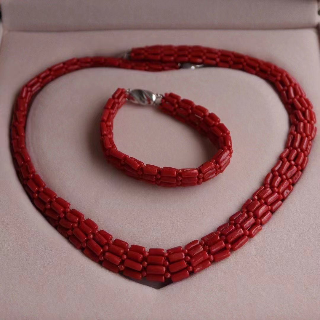 hongshanhu888's tweet image. 美女新年必备首饰品，天然红珊瑚编织大扁套装 手链➕项链，纯手工编织，费工费时，工艺很好，➕925银元宝扣头
#红珊瑚 #项链 #手链