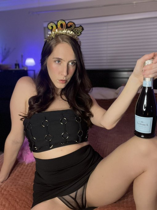 As an early New Year&rsquo;s Eve gift I&rsquo;m making https://t.co/RLuEb4TWC5 FREEEE today &amp; tomorrow for new subs