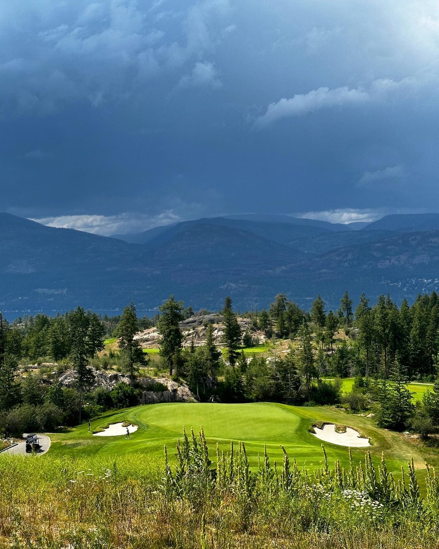 Wrapping up a terrific year of golf in British Columbia with our top golf shot from roycevancouver of the incredible Ridge Course <a href="/predatorridge/">Predator Ridge Resort</a>. Happy New Year! 

#golfbc #explorebc #vernonbc #golfvernon