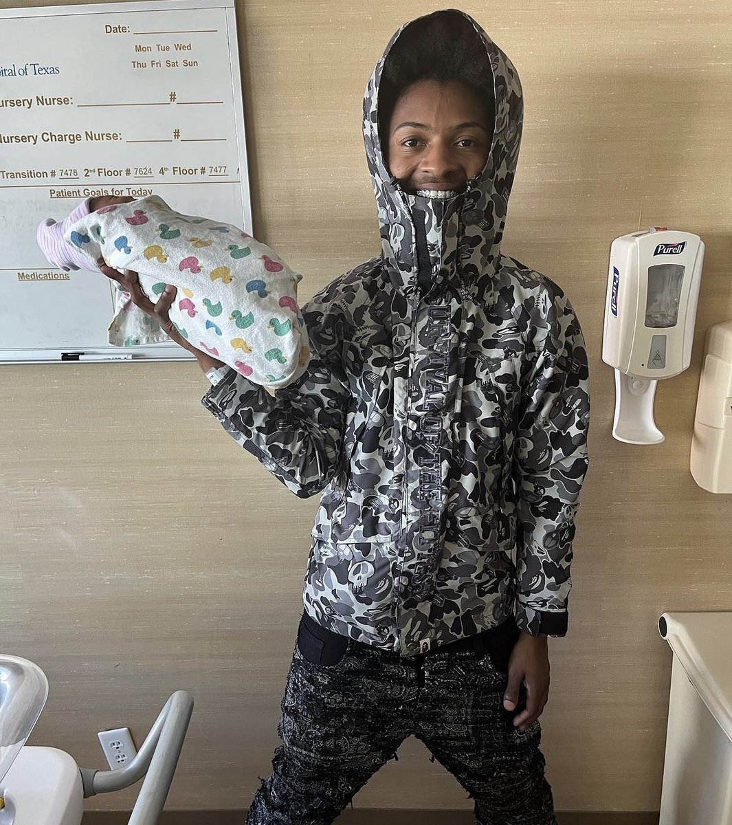 DailyChiefers's tweet image. Certified Trapper welcomes his first born child into the world 🍼👶🏽