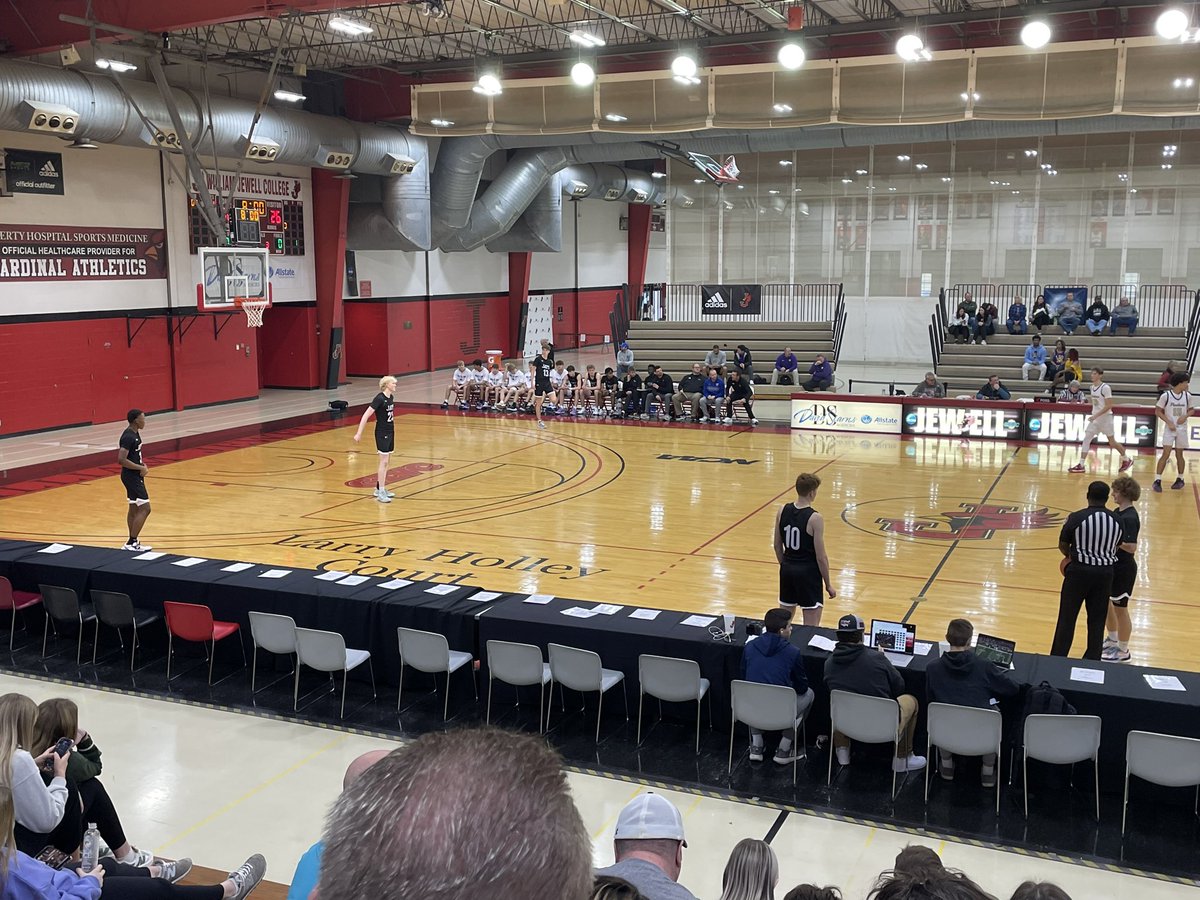 Loving the new <a href="/LHSBasketball/">Liberty Bball</a> unis!!! Now let’s gooooo