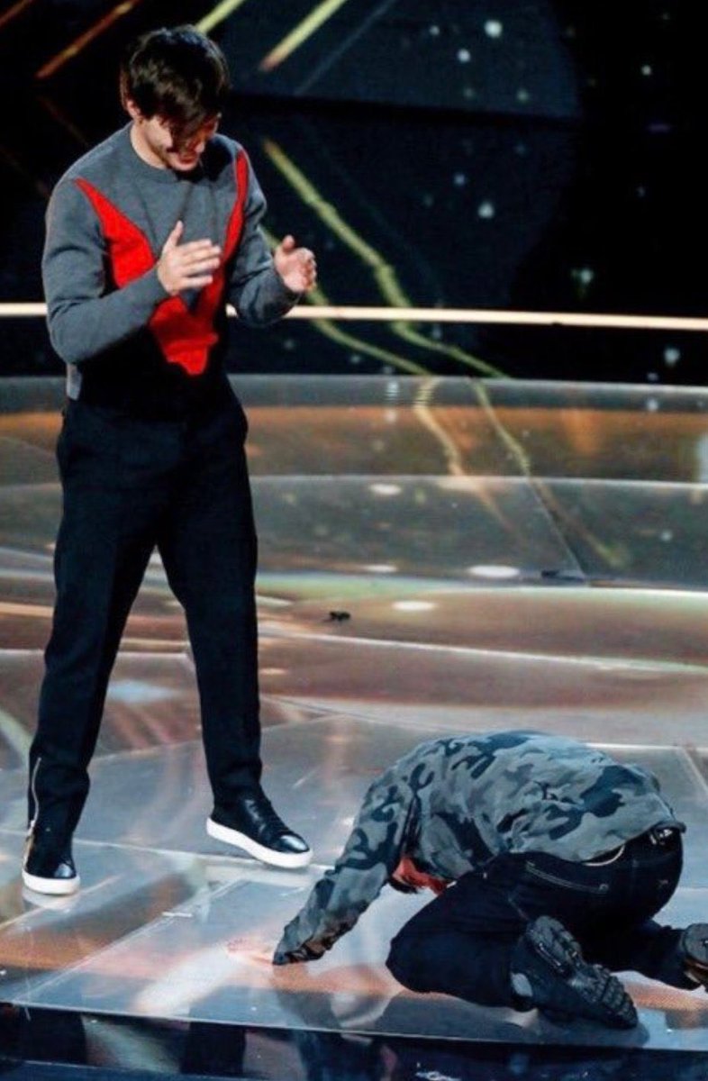 ForgodsakeLarry's tweet photo. Reminder that this is how the whole world should treat Louis Tomlinson https://t.co/sYEwxlwfXX