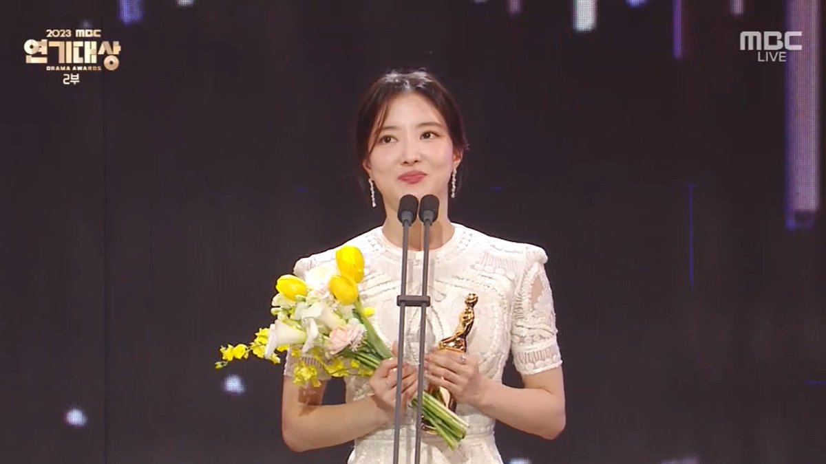 Hestia59's tweet photo. The new thing that happened in my year is that I met Lee Seung and I found that she really resembles me. I have come to love her very much. I hope you shine more and more, Seyoung Unnie.๐ค๐ธ๐ป
#LEESEYONG
#LeeSeYoung
#MBCAwards2023 https://t.co/rnnBrBnqxe