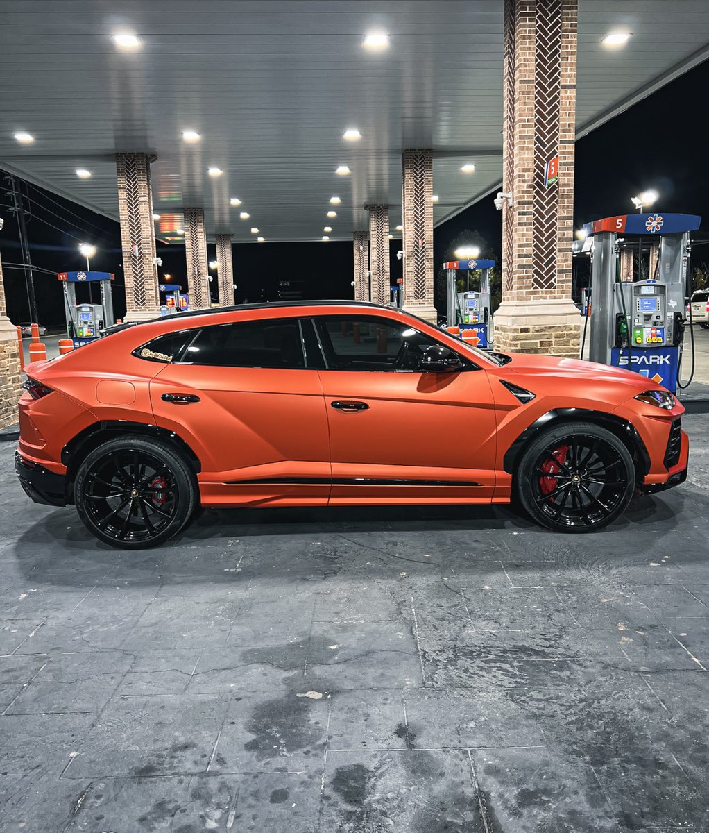 EJKustoms_HTX's tweet photo. Satin Orange Wrap 🍊 Gloss Black Wheels🔥🔥🔥 1st Lamborghini Wrap at the shop 💪🏾 https://t.co/TsMFGgRMOS