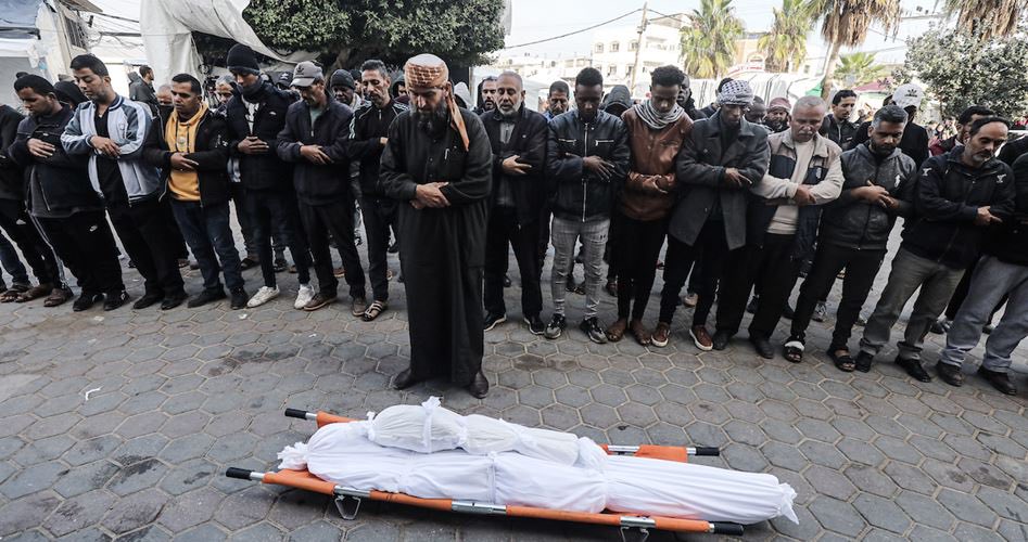 TFilastin's tweet image. L&apos;Observatoire Euro-méditerranéen des Droits de l&apos;Homme a confirmé aujourd&apos;hui,que l&apos;armée sioniste a exécuté un homme âgé en lui tirant dessus alors qu&apos;il tentait d&apos;expliquer la nature du handicap de ses enfants après les avoir arrêtés à leur domicile dans la ville de Gaza #SFDP