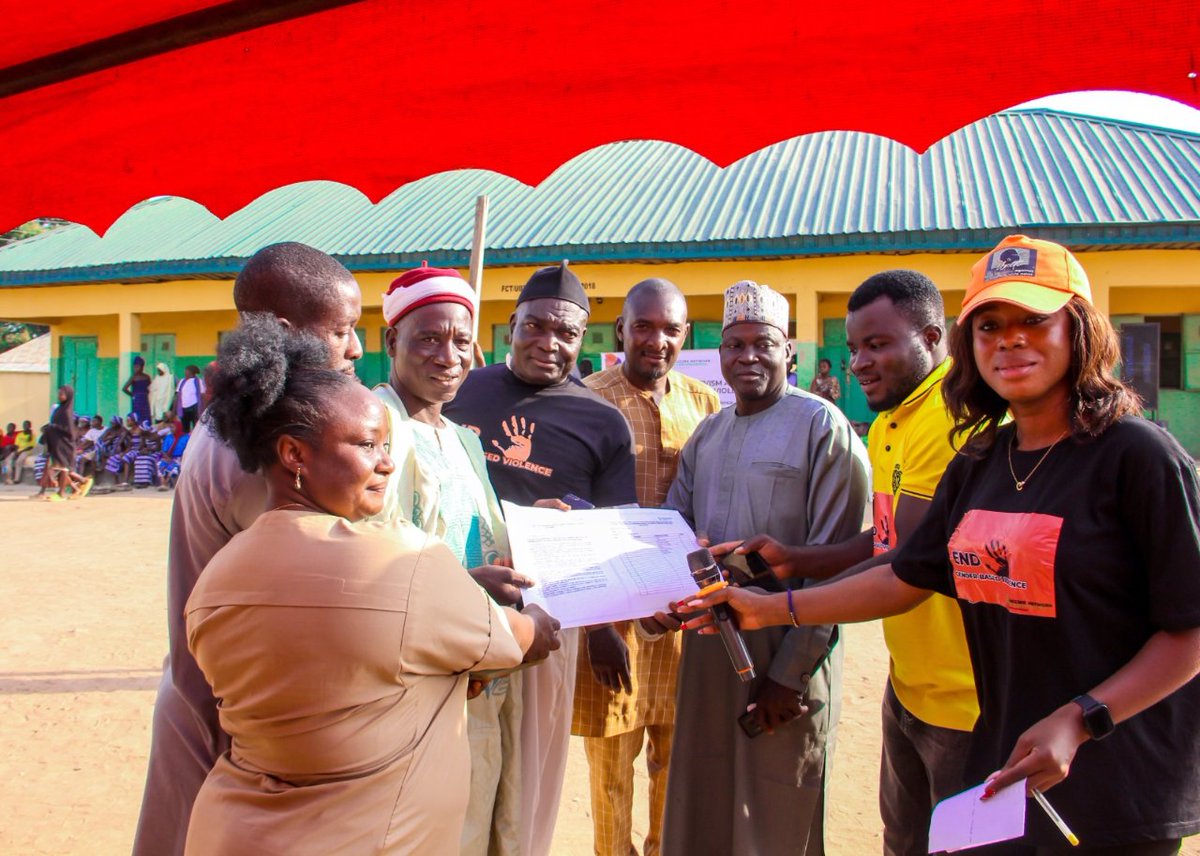 VaccineNet_NG's tweet photo. We successfully set up a Community Protection Committee (CPC) responsible for ensuring a GBV-free community by continually raising awareness against GBV and reporting cases to the appropriate authority.

"The Big Story" wasn't just about raising awareness - it was also an opportunity to promote community health. We talked about the availability of the free HPV vaccine for adolescent girls in IDDO, a significant step towards eliminating cervical cancer and achieving universal health coverage.
#vaccineswork #HealthForAll