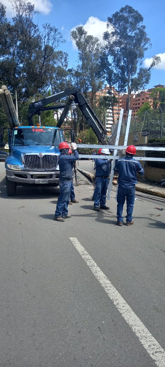 centrosurec's tweet photo. ❗Acciones emergentes❗

👉🏻La caída de árboles registrada ayer a consecuencia del fuerte temporal provocó daños en los tendidos de servicio eléctrico en algunos sectores.

Nuestras brigadas 👷se activaron de manera inmediata para restablecer el servicio en las zonas afectadas. https://t.co/s1Nrpaj5Tb