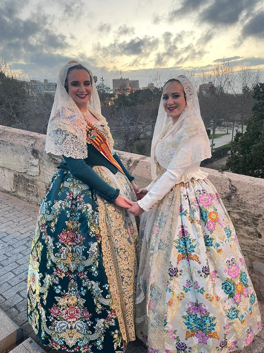 SSandraSoler's tweet photo. Lo mejor de este 2023 ha sido el poder vivir este sueño juntas 👩🏻‍🤝‍👩🏽❤️👩‍👧‍👧 @LidiaSoler https://t.co/8SPRRQfjF2